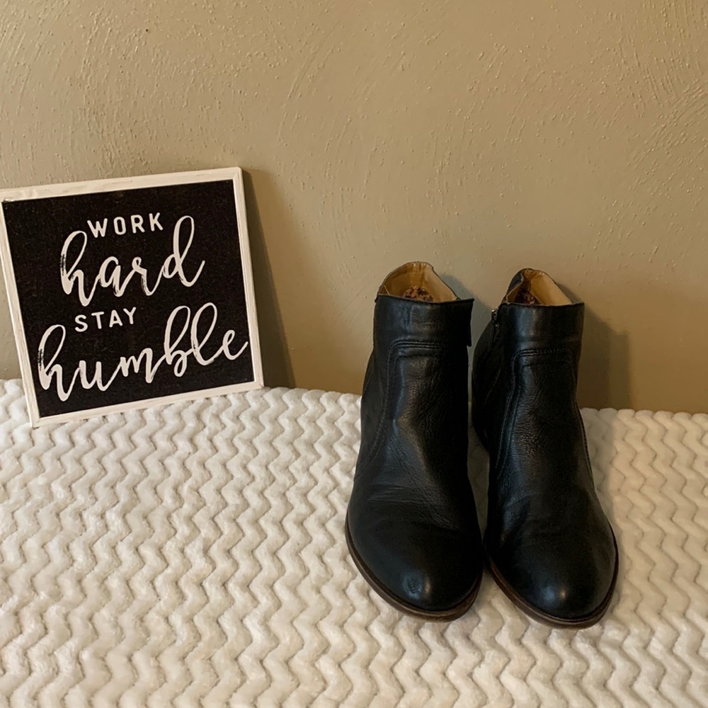 Lucky Brand size 10 black leather zipper ankle bootie soft leather